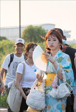 Quạt và nước mát là những thứ không thể thiếu khi tham gia các lễ hội vào mùa Hè. Ảnh: Xuân Giao – PV TTXVN tại Nhật Bản
