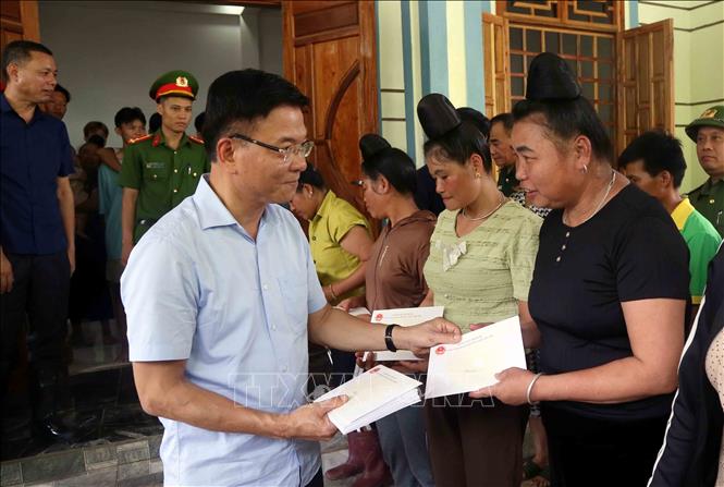 Phó Thủ tướng Lê Thành Long thăm, tặng quà nhân dân bản Phiêng Nghè, xã Chiềng Đen, thành phố Sơn La (Sơn La) bị ngập lụt do ảnh hưởng của cơn bão số 2. Ảnh: Quang Quyết – TTXVN