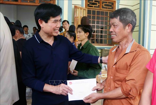Chủ tịch UBND tỉnh Sơn La Hoàng Quốc Khánh thăm, tặng quà nhân dân bản Phiêng Nghè, xã Chiềng Đen, thành phố Sơn La (Sơn La) bị ngập lụt do ảnh hưởng của cơn bão số 2. Ảnh: Quang Quyết – TTXVN