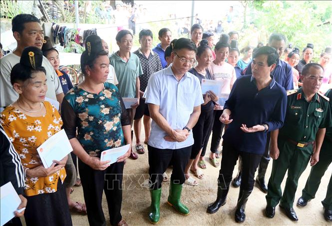 Phó Thủ tướng Lê Thành Long và đoàn công tác thăm, tặng quà nhân dân bản Phiêng Nghè, xã Chiềng Đen, thành phố Sơn La (Sơn La) bị ngập lụt do ảnh hưởng của cơn bão số 2. Ảnh: Quang Quyết – TTXVN