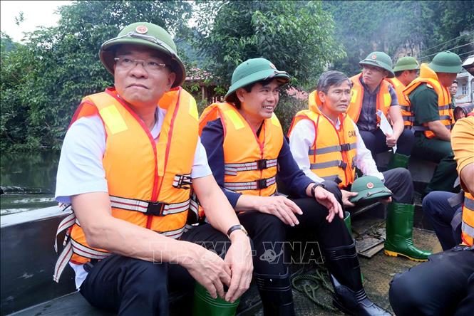 Phó Thủ tướng Lê Thành Long và đoàn công tác kiểm tra khu vực ngập lụt tại bản Phiêng Nghè, xã Chiềng Đen, thành phố Sơn La (Sơn La). Ảnh: Quang Quyết – TTXVN