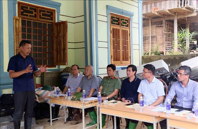 Phó Chủ tịch UBND tỉnh Sơn La Nguyễn Thành Công báo cáo tình hình mưa lũ trên địa bàn tỉnh. Ảnh: Quang Quyết – TTXVN