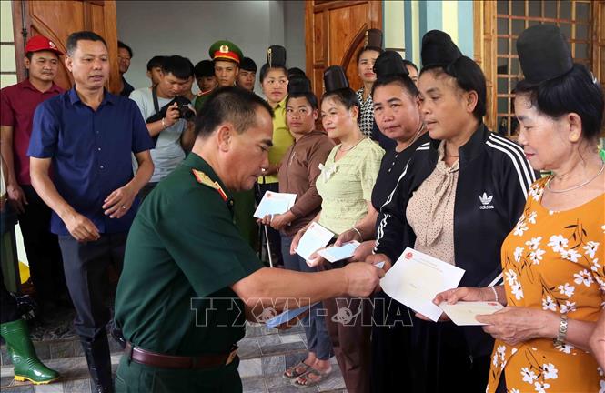 Lãnh đạo Quân khu 2 tặng quà cho nhân dân bản Phiêng Nghè, xã Chiềng Đen, thành phố Sơn La (Sơn La) bị ngập lụt do ảnh hưởng của cơn bão số 2. Ảnh: Quang Quyết – TTXVN