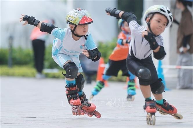 Các VĐV nhí tham gia tranh tài tại Giải Roller Câu lạc bộ Hà Nội mở rộng. Ảnh: Minh Quyết - TTXVN