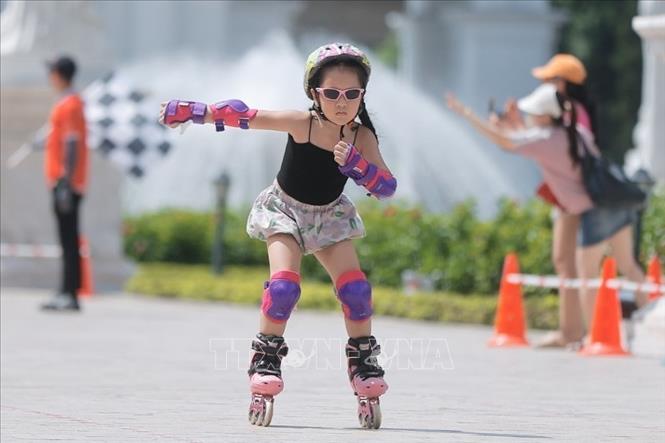 Các VĐV nhí tham gia tranh tài tại Giải Roller Câu lạc bộ Hà Nội mở rộng. Ảnh: Minh Quyết - TTXVN