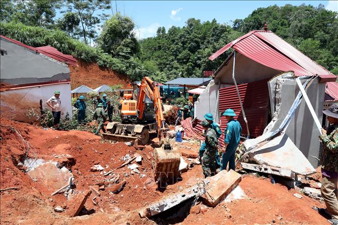 Lực lượng cứu hộ tỉnh Lạng Sơn tìm kiếm hai nạn nhân bị vùi lấp. Ảnh: Văn Đạt - TTXVN