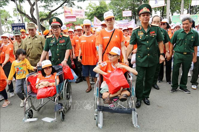 Các đại biểu tham gia đi bộ đồng hành “Vì nạn nhân chất độc da cam/đioxin năm 2024”. Ảnh: Thanh Vũ-TTXVN
