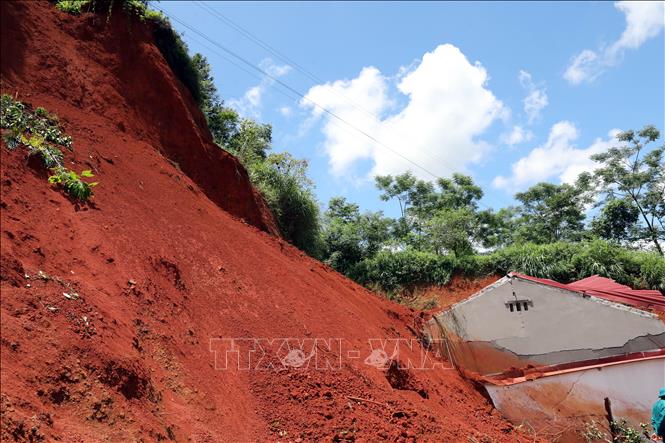 Hiện trường vụ sạt lở đất làm sập nhà khiến hai vợ chồng tử vong tại tỉnh Lạng Sơn. Ảnh: Văn Đạt - TTXVN