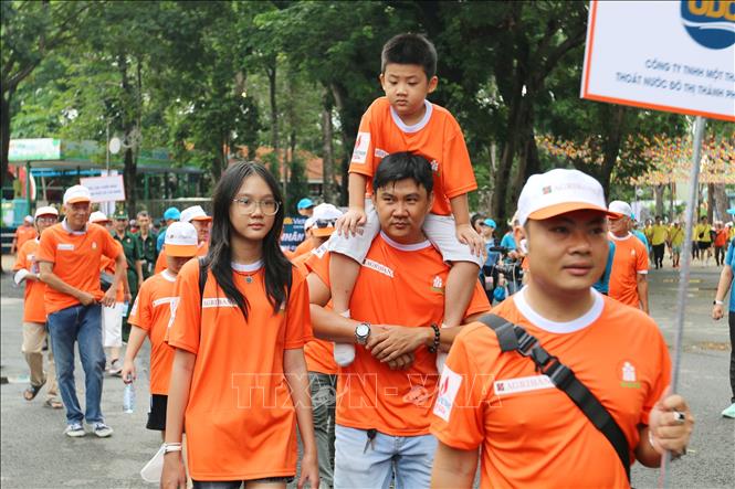 Đông đảo người dân Thành phố Hồ Chí Minh đi bộ đồng hành “Vì nạn nhân chất độc da cam/đioxin năm 2024”. Ảnh: Thanh Vũ-TTXVN
