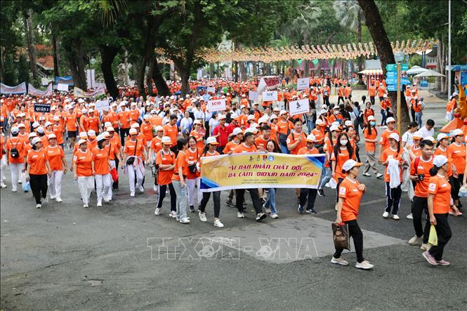 Đông đảo người dân Thành phố Hồ Chí Minh đi bộ đồng hành “Vì nạn nhân chất độc da cam/đioxin năm 2024”. Ảnh: Thanh Vũ-TTXVN
