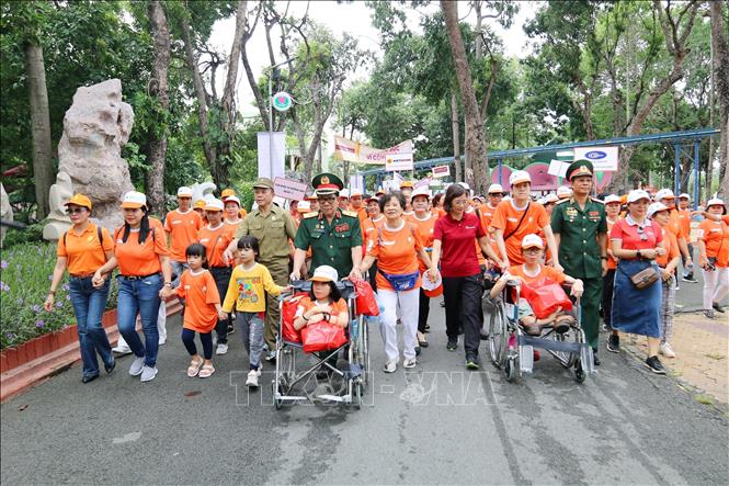 Đông đảo người dân Thành phố Hồ Chí Minh đi bộ đồng hành “Vì nạn nhân chất độc da cam/đioxin năm 2024”. Ảnh: Thanh Vũ-TTXVN
