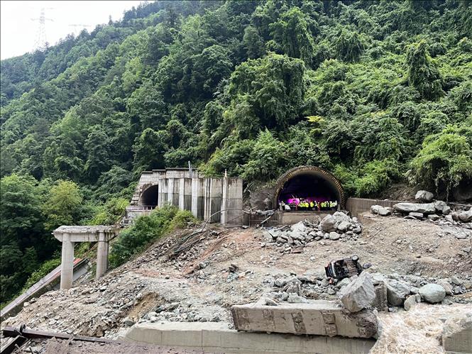 Một cây cầu bị sập do lũ quét và lở đất ở thành phố Khang Định thuộc Châu tự trị dân tộc Tạng Garze, tỉnh Tứ Xuyên, Tây Nam Trung Quốc ngày 3/8/2024. Ảnh: THX/TTXVN