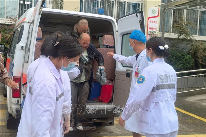 Người bị thương được chuyển tới bệnh viện sau lũ quét và lở đất ở thành phố Khang Định thuộc Châu tự trị dân tộc Tạng Garze, tỉnh Tứ Xuyên, Tây Nam Trung Quốc ngày 3/8/2024. Ảnh: THX/TTXVN