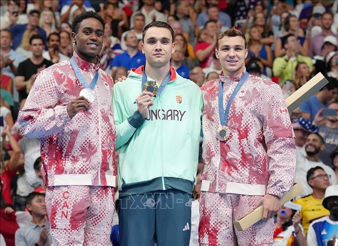 VĐV Kristof Milak (giữa) của Hungary giành HCV nội dung bơi bướm 100m nam tại Olympic 2024 ngày 3/8/2024. Ảnh: THX/TTXVN