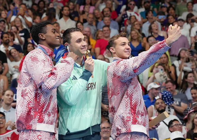 VĐV Kristof Milak (giữa) của Hungary giành HCV nội dung bơi bướm 100m nam tại Olympic 2024 ngày 3/8/2024. Ảnh: THX/TTXVN