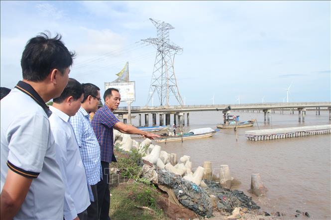 Đoàn khảo sát tại các khu vực bị sạt lở. Ảnh: Chanh Đa-TTXVN