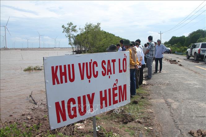 Ngay sau khi sạt lở, chính quyền địa phương đã nhanh chóng cắm biển cảnh báo nguy hiểm để người dân chủ động phòng tránh. Ảnh: Chanh Đa-TTXVN