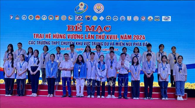 Ban tổ chức trao Huy chương Vàng cho học sinh đoạt giải môn Hóa, Sinh. Ảnh: Vũ Hà- TTXVN