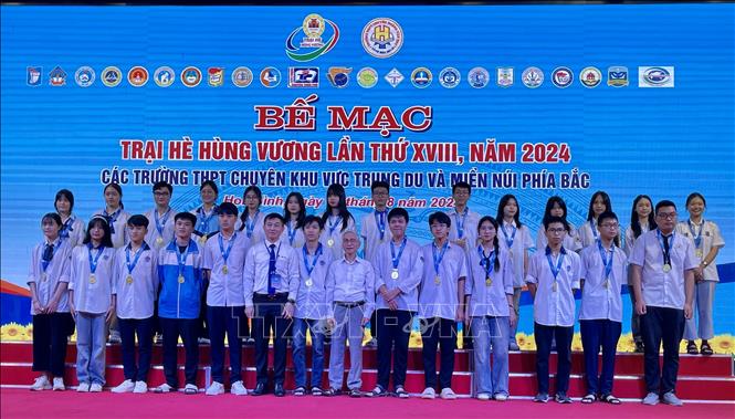 Ban tổ chức trao Huy chương Vàng cho học sinh đoạt giải môn Địa lý, Tin học. Ảnh: Vũ Hà- TTXVN