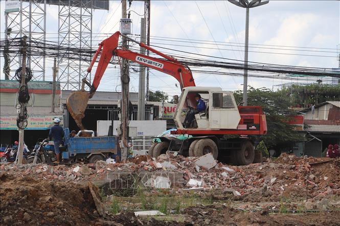 Thi công đường dẫn cầu Rạch Miễu 2, phía huyện Châu Thành, tỉnh Tiền Giang. Ảnh: Minh Trí - TTXVN