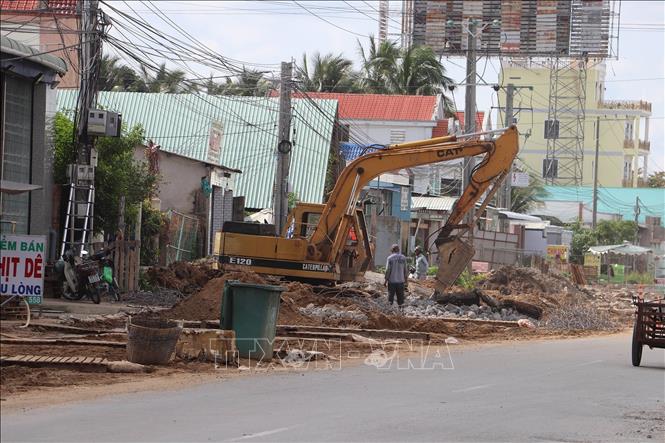 Thi công đường dẫn cầu Rạch Miễu 2, phía huyện Châu Thành, tỉnh Tiền Giang. Ảnh: Minh Trí - TTXVN