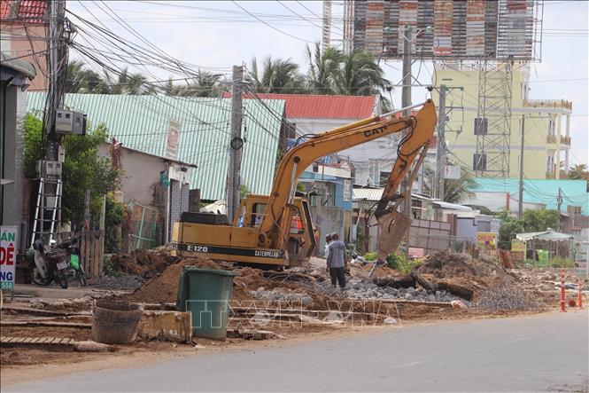 Thi công đường dẫn cầu Rạch Miễu 2, phía huyện Châu Thành, tỉnh Tiền Giang. Ảnh: Minh Trí - TTXVN