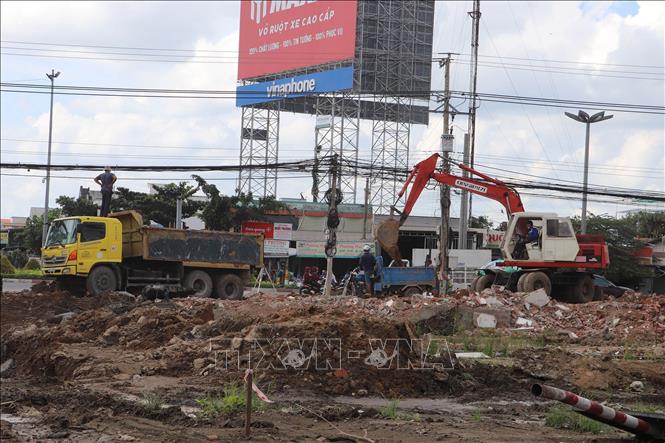 Thi công đường dẫn cầu Rạch Miễu 2, phía huyện Châu Thành, tỉnh Tiền Giang. Ảnh: Minh Trí - TTXVN