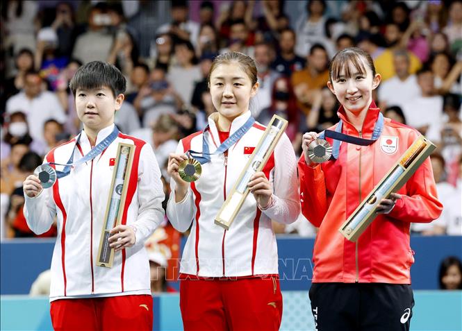 Tay vợt Chen Meng (giữa) của Trung Quốc giành HCV bóng bàn đơn nữ tại Olympic 2024 ở Paris, Pháp ngày 3/8/2024. Ảnh: THX/TTXVN