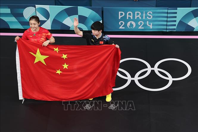 Tay vợt Chen Meng (trái) giành HCV bóng bàn đơn nữ tại Olympic 2024 ở Paris, Pháp ngày 3/8/2024. Ảnh: THX/TTXVN