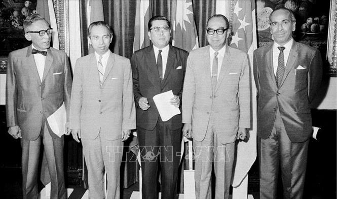 (Từ trái qua phải): Đại diện 5 quốc gia sáng lập khối ASEAN tại Bangkok, ngày 8/8/1967: Bộ trưởng Ngoại giao Philippines Narcio Ramos, Bộ trưởng Ngoại giao Indonesia Adam Malik, Bộ trưởng Ngoại giao Thái Lan Thanat Khoman, Phó Thủ tướng Malaysia Abdul Razak và Bộ trưởng Ngoại giao Singapore Sinnathamby Rajaratnam. Ảnh: Tư liệu/TTXVN phát