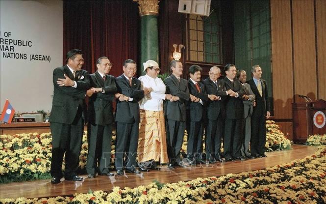 Bộ trưởng Ngoại giao các nước ASEAN và Tổng Thư ký ASEAN A.Singh tại Lễ kết nạp CHDCND Lào và Liên bang Myanmar làm thành viên chính thức của ASEAN, ngày 23/7/1997, tại Subang Jaya (Malaysia). Ảnh: Phạm Quyền – TTXVN