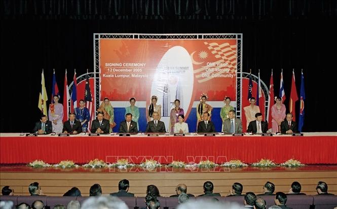 Các nhà lãnh đạo ASEAN tham dự Lễ ký Tuyên bố Kuala Lumpur về xây dựng Hiến chương ASEAN, ngày 12/12/2005, tại Kuala Lumpur, Malaysia. Ảnh: Tư liệu TTXVN