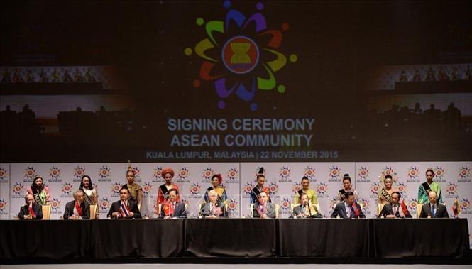 Các nhà lãnh đạo 10 quốc gia ASEAN ký Tuyên bố Kuala Lumpur 2015 về việc thành lập Cộng đồng ASEAN 2015, tầm nhìn 2015, ngày 22/11/2015, tại Thủ đô Kuala Lumpur (Malaysia). Ảnh: Tư liệu TTXVN
