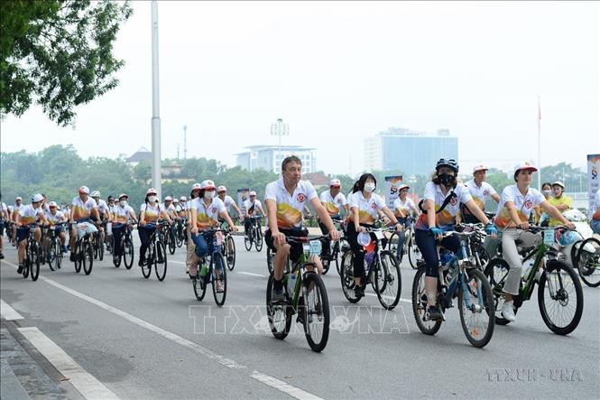 Đoàn ngoại giao đạp xe hưởng ứng Ngày Gia đình ASEAN 2022. Sự kiện nhằm tôn vinh các giá trị cộng đồng của ASEAN, tăng cường hiểu biết tình hữu nghị và phát huy tinh thần đoàn kết của ASEAN, đồng thời khẳng định vai trò của Nhóm Phụ nữ ASEAN (Hà Nội, 13/8/2022). Ảnh: Minh Đức - TTXVN