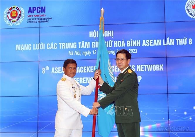 Đại tá Phạm Mạnh Thắng, Cục trưởng Cục Gìn giữ hòa bình Việt Nam trao cờ đăng cai Hội nghị Mạng lưới các trung tâm gìn giữ hòa bình ASEAN lần thứ 9 cho Trưởng đoàn quân sự Indonesia (Hà Nội, 15/6/2023). Ảnh: Trọng Đức - TTXVN