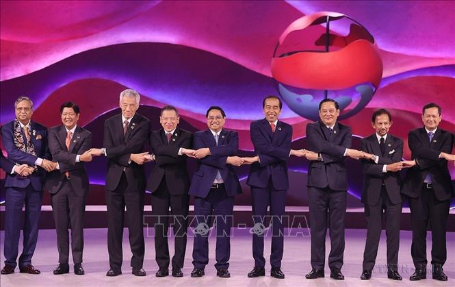 Thủ tướng Phạm Minh Chính với Tổng Thư ký và Trưởng đoàn các nước ASEAN tại Lễ khai mạc Hội nghị Cấp cao Hiệp hội các quốc gia Đông Nam Á (ASEAN) lần thứ 43 và các hội nghị cấp cao liên quan, ở Jakarta, Indonesia (5/9/2023). Ảnh: Dương Giang-TTXVN
