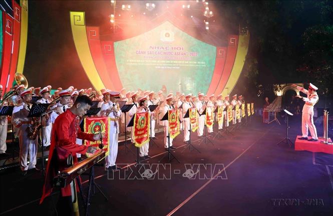 Màn biểu diễn của Đoàn nhạc Cảnh sát nhân dân Việt Nam tại Chương trình biểu diễn hòa nhạc Nhạc hội Cảnh sát các nước ASEAN+ 2022 (Hà Nội, 10/7/2022). Ảnh: Phạm Kiên - TTXVN
