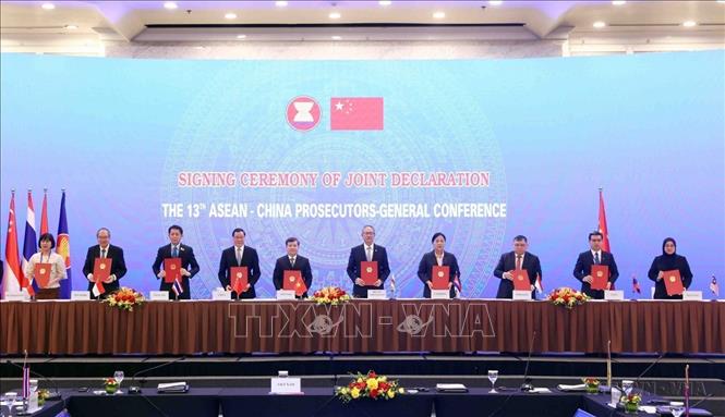 Trưởng đoàn các nước ASEAN và Trung Quốc ký Tuyên bố chung hội nghị Viện trưởng Viện kiểm sát, Viện công tố các nước ASEAN - Trung Quốc lần thứ 13 (Hà Nội, 6/12/2023). Ảnh: Phạm Kiên - TTXVN