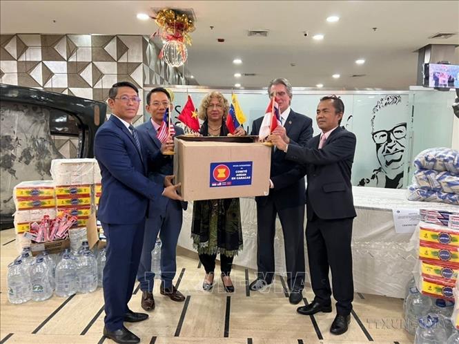 Đại sứ Việt Nam tại Venezuela Lê Viết Duyên cùng Trưởng Cơ quan đại diện ngoại giao các nước thành viên Ủy ban ASEAN tại Caracas (ACC) tổ chức lễ trao tặng hàng hóa thiết yếu ủng hộ các nạn nhân bị ảnh hưởng bởi lũ lụt tại thị trấn Las Tejerías, thuộc bang Aragua, miền Trung Venezuela (25/10/2022). Ảnh: TTXVN phát
