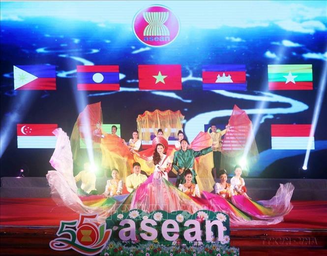 Chương trình nghệ thuật chào mừng 55 năm Ngày thành lập ASEAN và 27 năm Ngày Việt Nam tham gia ASEAN, với chủ đề 