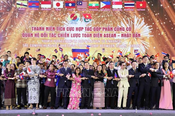 Phó Thủ tướng Chính phủ Trần Lưu Quang và đại biểu thanh niên các nước tại Chương trình nghệ thuật chào mừng Festival ASEAN - Nhật Bản nhân Kỷ niệm 50 năm thiết lập quan hệ hợp tác ASEAN - Nhật Bản (1973 - 2023). Ảnh: Hồng Giang - TTXVN