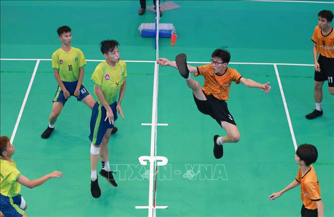 Thi đấu chung kết môn đá cầu, nội dung đồng đội nam giữa TP Hồ Chí Minh (áo xanh) và Đồng Tháp (áo vàng). Ảnh: Thanh Tùng - TTXVN