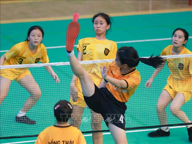 Đội nữ Đồng Tháp (áo vàng đậm) thắng 2 - 0 Bắc Giang (áo vàng nhạt) trong trận chung kết môn đá cầu. Ảnh: Thanh Tùng - TTXVN