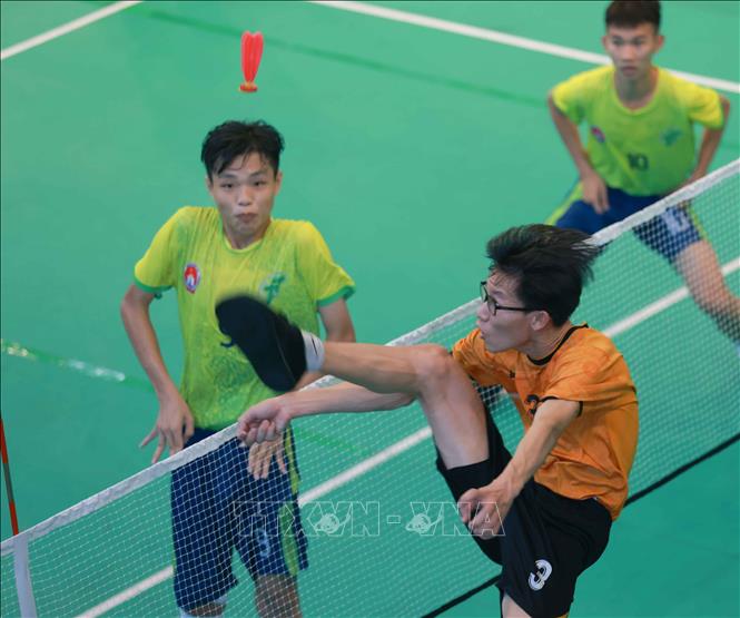 Đội nam TP Hồ Chí Minh (áo xanh) chiến thắng 2 - 0 trước Đồng Tháp (áo vàng) trong trận chung kết môn đá cầu, . Ảnh: Thanh Tùng - TTXVN 