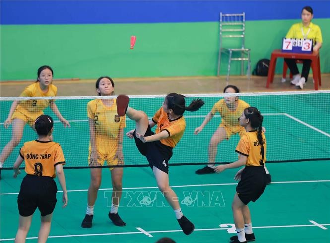 Thi đấu chung kết môn đá cầu, nội dung đồng đội nữ giữa Đồng Tháp (áo vàng đậm) và Bắc Giang (áo vàng nhạt). Ảnh: Thanh Tùng - TTXVN