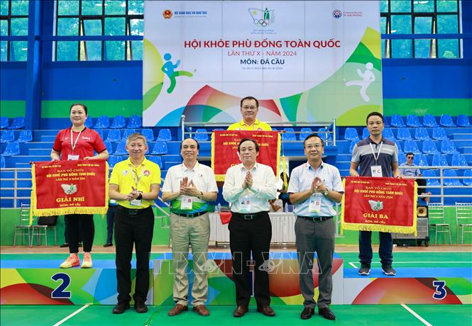 Ban tổ chức trao giải Nhất cho đoàn TP Hồ Chí Minh, Đồng Tháp giải Nhì và Bắc Giang giải Ba. Ảnh: Thanh Tùng - TTXVN