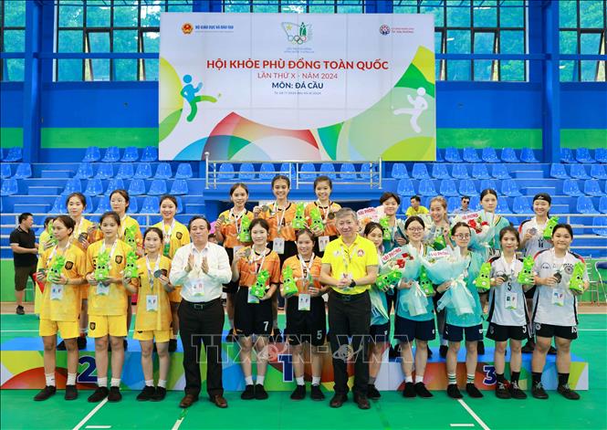 Ban tổ chức trao huy chương Vàng, Bạc, Đồng môn đá cầu, nội dung đồng đội nữ. Ảnh: Thanh Tùng - TTXVN