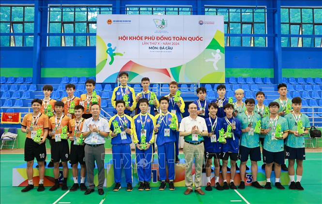 Ban tổ chức trao huy chương Vàng, Bạc, Đồng môn đá cầu, nội dung đồng đội nam. Ảnh: Thanh Tùng - TTXVN
