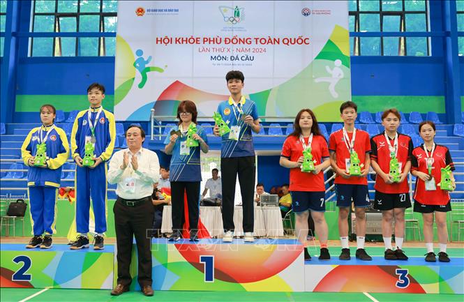 Ban tổ chức trao huy chương Vàng, Bạc, Đồng môn đá cầu, nội dung đôi nam nữ. Ảnh: Thanh Tùng - TTXVN