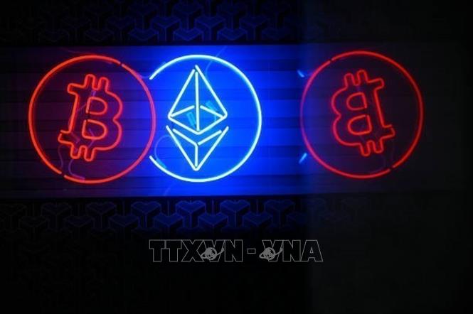 (Tư liệu) Biểu tượng đồng tiền điện tử bitcoin và ether. Ảnh: Getty Images/TTXVN